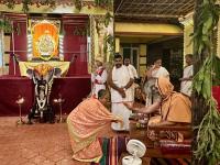 HH Swamiji felicitates artistes and Math Staff